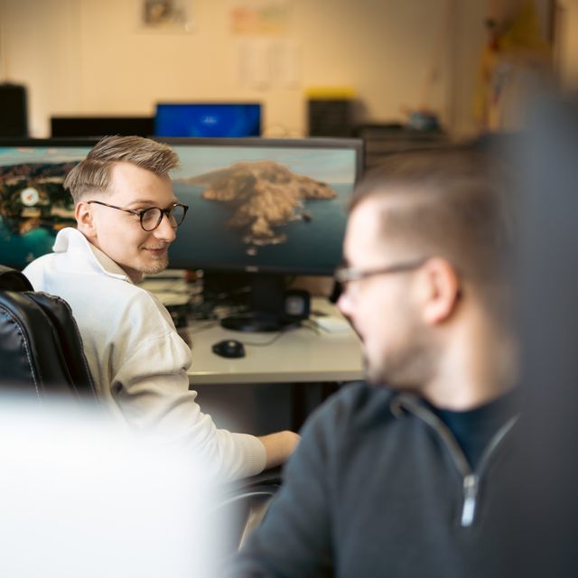 Timo und Nico Haslberger bei der Arbeit am Schreibtisch im MSP-Büro