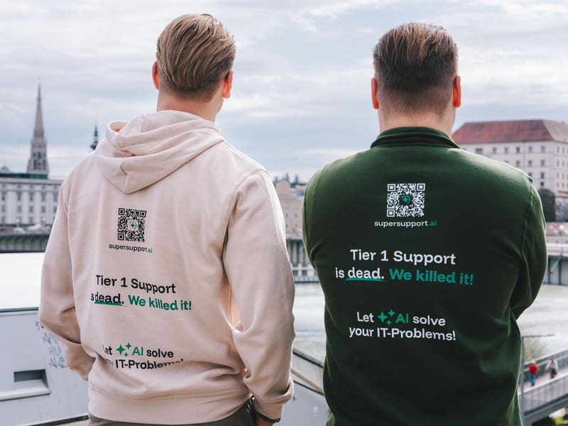 Timo und Nico Haslberger von hinten an der Donau, auf dem Rücken: „Tier 1 Support is dead. We killed it!"
